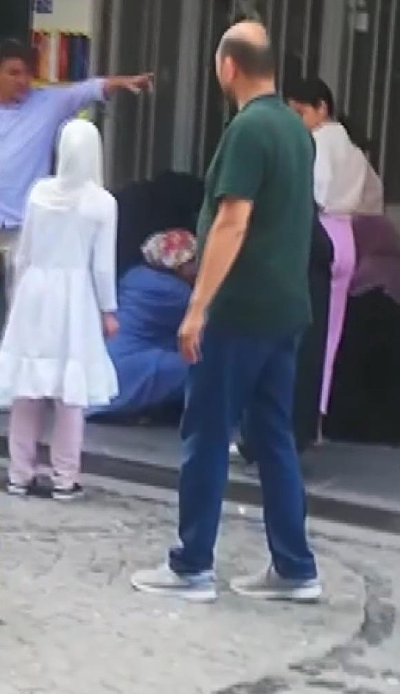 Zeytinburnu'nda yoldan geçerken silahla yaralandı