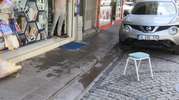 Zeytinburnu'nda yoldan geçerken silahla yaralandı