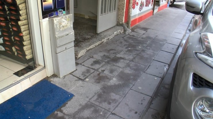 Zeytinburnu'nda yoldan geçerken silahla yaralandı