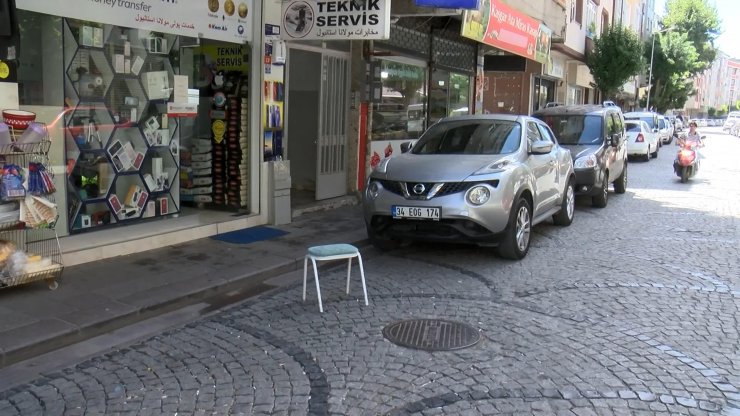 Zeytinburnu'nda yoldan geçerken silahla yaralandı