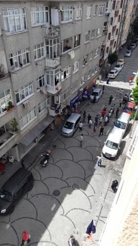 Zeytinburnu'nda yoldan geçerken silahla yaralandı