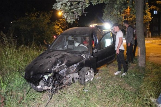 Ağaca çarpan otomobil, toprak zemine girerek durabildi