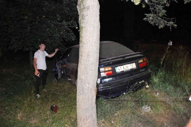 Ağaca çarpan otomobil, toprak zemine girerek durabildi