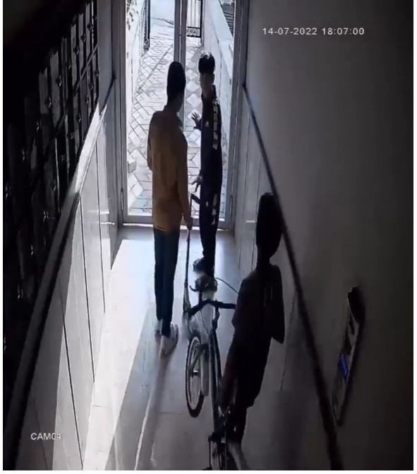 Apartmanlara girip eşya çalan çocuk hırsızlar kamerada