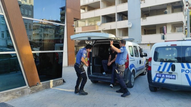 Araç çalıp ters istikamete dalan şahıs yayaya çarptı