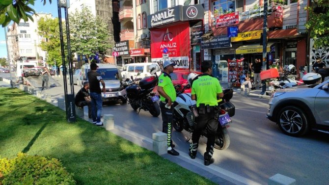 Araç çalıp ters istikamete dalan şahıs yayaya çarptı