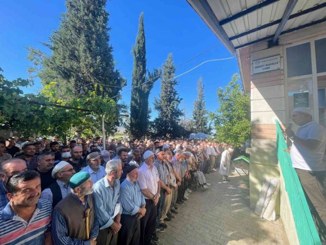 Arazi anlaşmazlığı nedeniyle hayatını kaybeden amca yeğen defnedildi