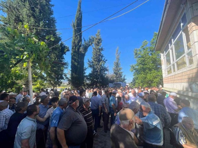 Arazi anlaşmazlığı nedeniyle hayatını kaybeden amca yeğen defnedildi