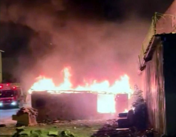 Avcılar'da gecekondu alev alev yandı