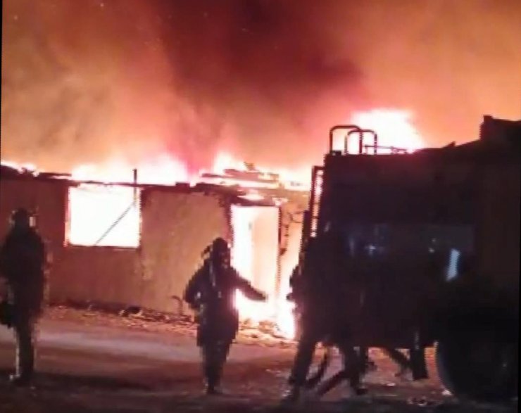 Avcılar'da gecekondu alev alev yandı