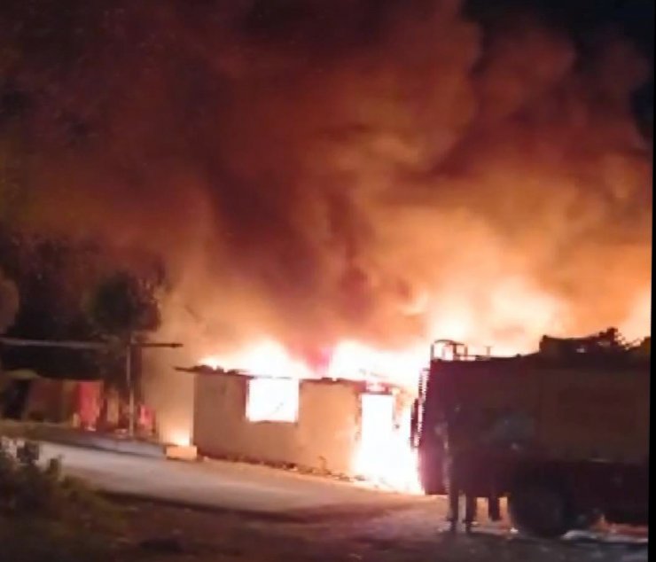 Avcılar'da gecekondu alev alev yandı