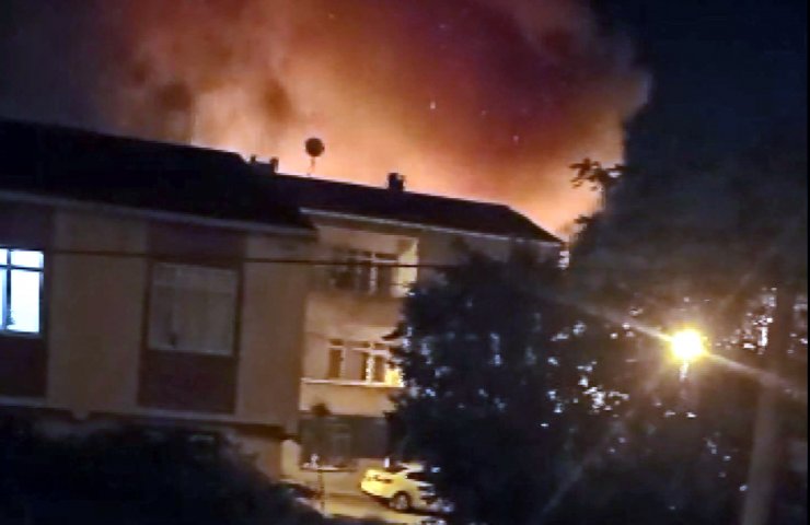 Avcılar'da gecekondu alev alev yandı