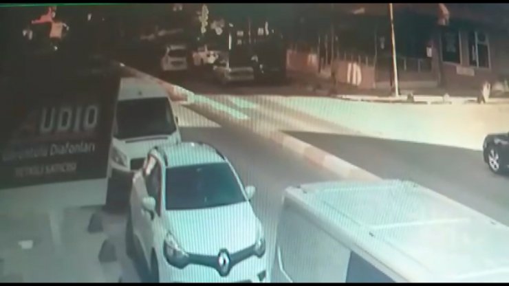 Bağcılar'da iki lüks otomobilden hayalet gösterge hırsızlığı kamerada