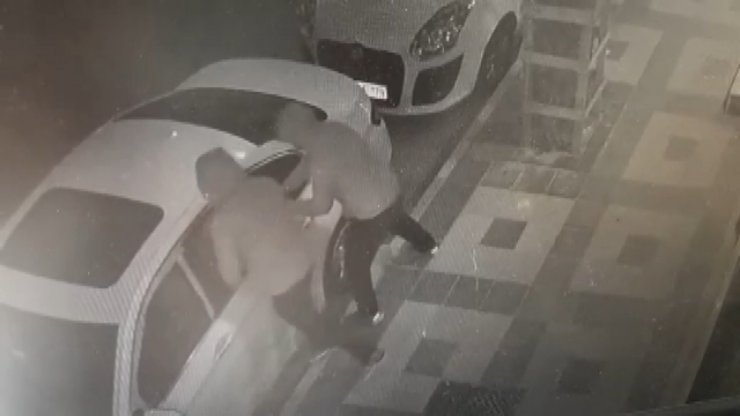 Bağcılar'da iki lüks otomobilden hayalet gösterge hırsızlığı kamerada