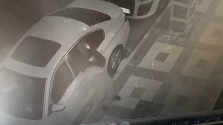 Bağcılar'da iki lüks otomobilden hayalet gösterge hırsızlığı kamerada