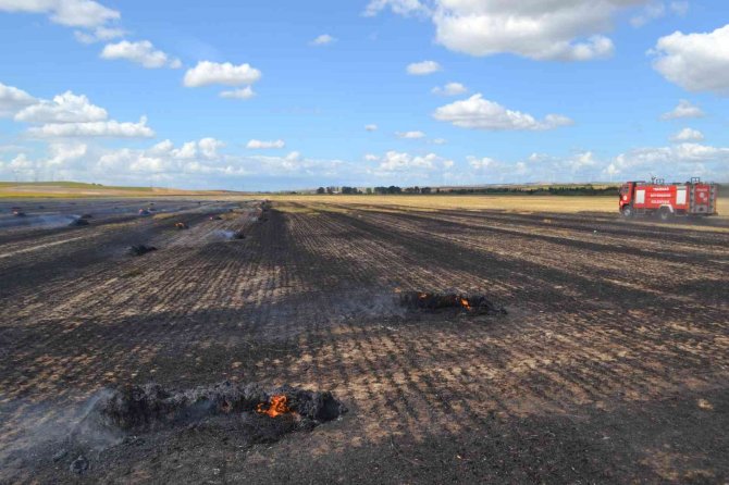 Balya makinesinden sıçrayan kıvılcım 100 dönüm anız ile saman balyalarını küle çevirdi, arılar da zarar gördü