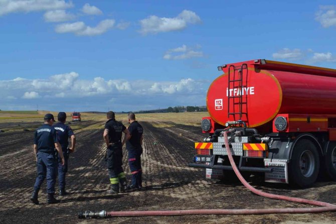 Balya makinesinden sıçrayan kıvılcım 100 dönüm anız ile saman balyalarını küle çevirdi, arılar da zarar gördü