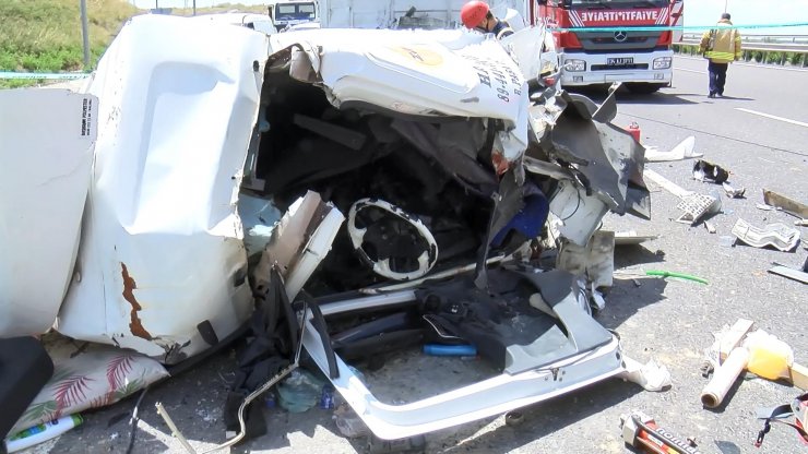 Başakşehir'de iki kamyon çarpıştı:1 ölü