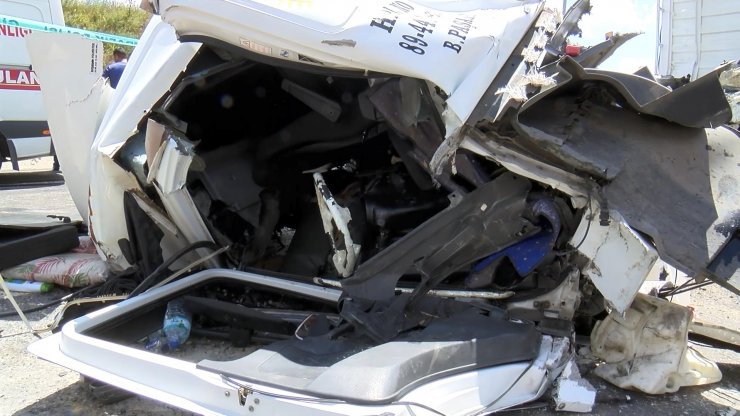 Başakşehir'de iki kamyon çarpıştı:1 ölü