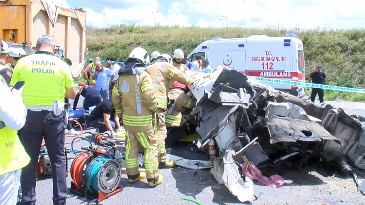 Başakşehir'de iki kamyon çarpıştı:1 ölü