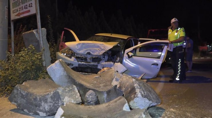 Beton su borusuna çarpan otomobilin sürücüsü hayatını kaybetti