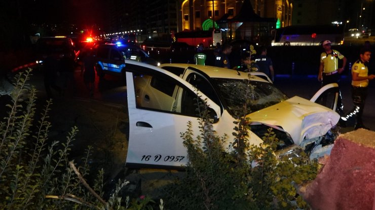 Beton su borusuna çarpan otomobilin sürücüsü hayatını kaybetti