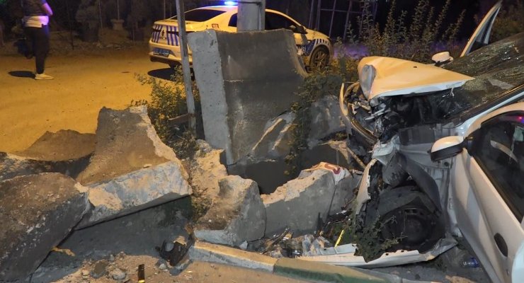 Beton su borusuna çarpan otomobilin sürücüsü hayatını kaybetti