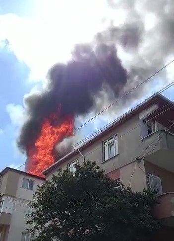 Binanın çatısında yangına sebebiyet veren işçi hakkında tahkikat başlatıldı