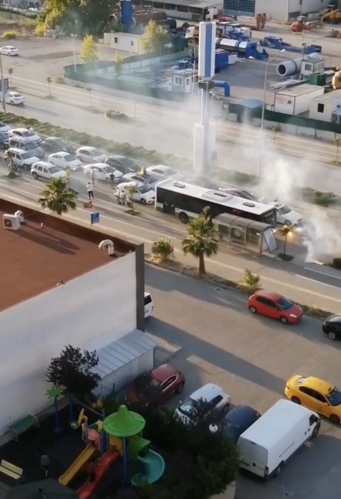 Bursa’da meşalelerle yol kesen asker konvoyu ambulansın geçişine izin vermedi