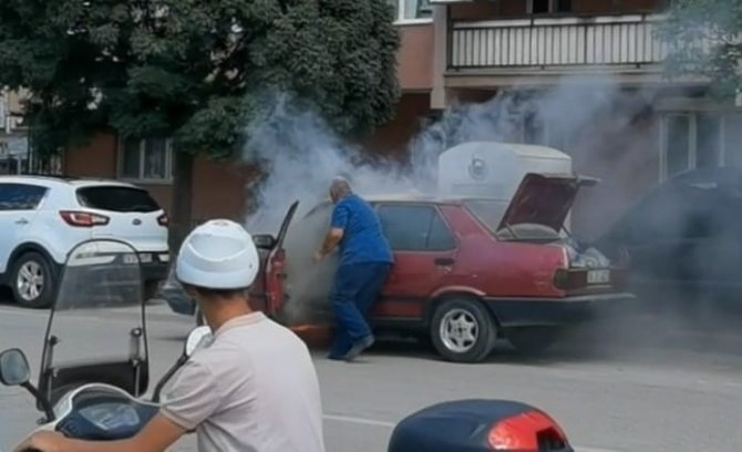 Canını hiçe sayarak yanan aracını durdurdu