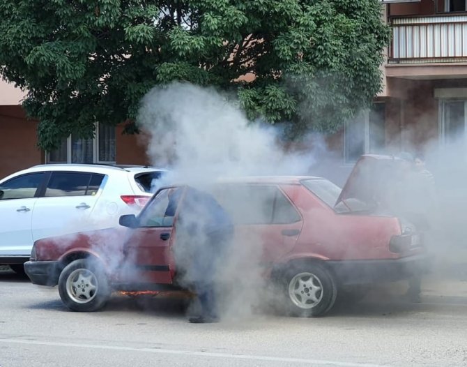 Canını hiçe sayarak yanan aracını durdurdu