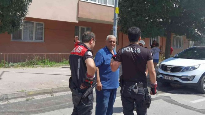 Canını hiçe sayarak yanan aracını durdurdu