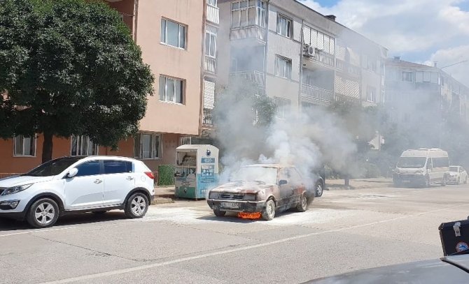 Canını hiçe sayarak yanan aracını durdurdu