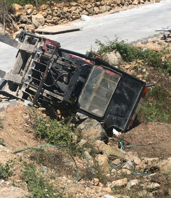 Devrilen forkliftin altında kalan operatör hayatını kaybetti