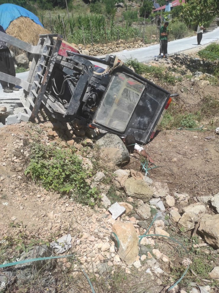 Devrilen iş makinesinin altında kalan işçi öldü