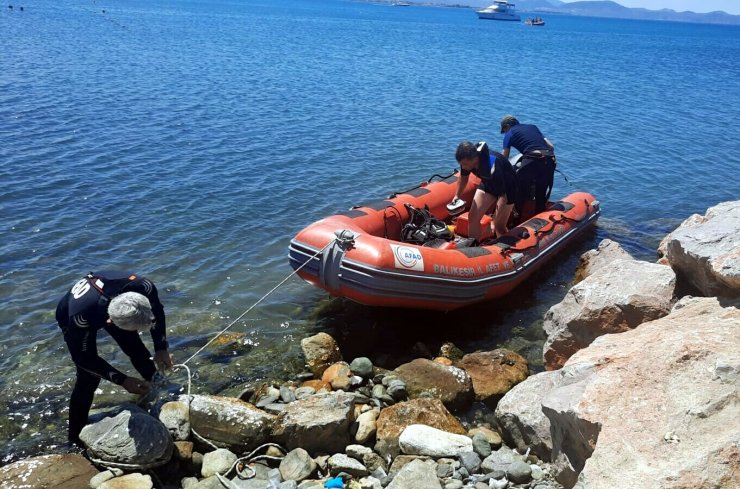 Edremit'te tekne battı; 1 kişi yüzerek kurtuldu, 2 kişi aranıyor