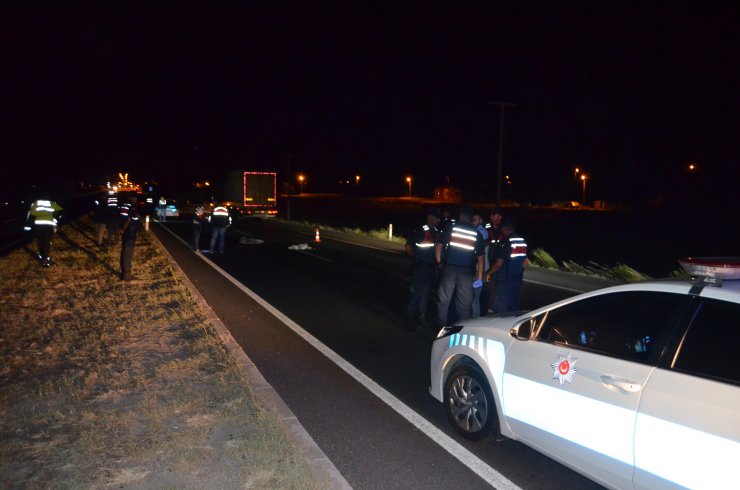 Hafif ticari aracın bagaj kapağı açılınca yola düşen Muhammed hayatını kaybetti
