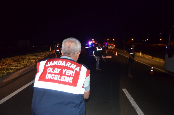 Hafif ticari aracın bagaj kapağı açılınca yola düşen Muhammed hayatını kaybetti