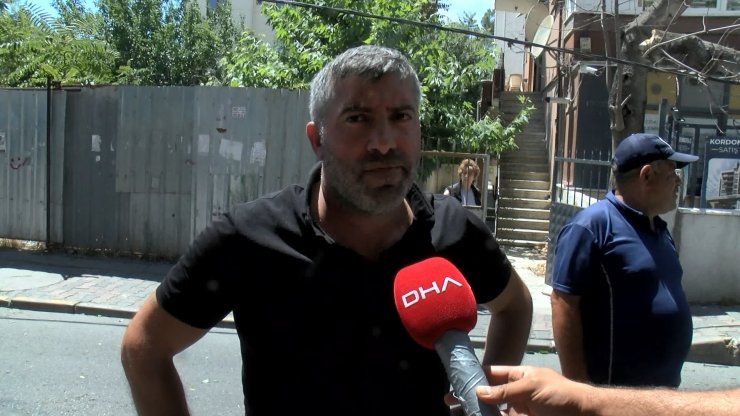 İçinde yolcuların olduğu minibüsün üstüne ağaç böyle devrildi