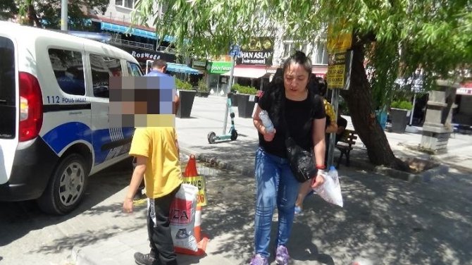 İntihar edeceğini söyledi, çocuklarını güvenlik görevlilerine bıraktı