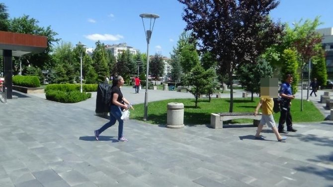 İntihar edeceğini söyledi, çocuklarını güvenlik görevlilerine bıraktı