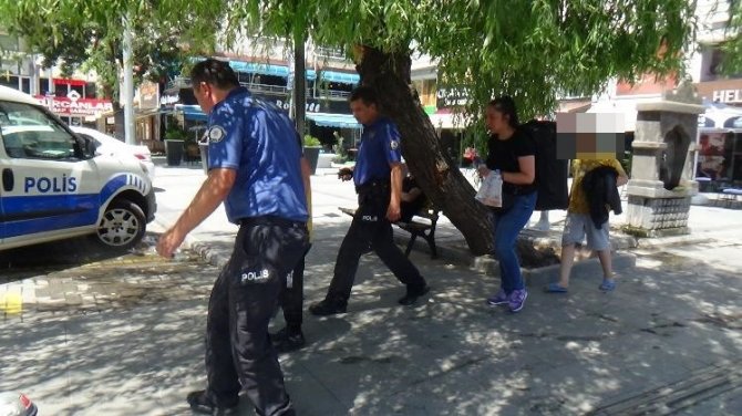 İntihar edeceğini söyledi, çocuklarını güvenlik görevlilerine bıraktı