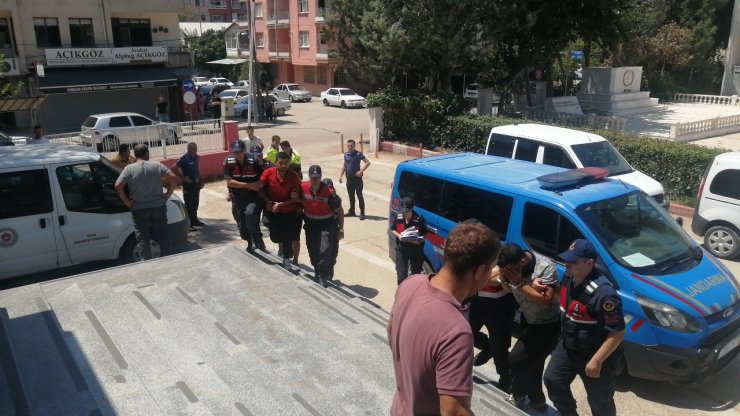 İzinsiz keçiboynuzu toplarken uyaran 3 kişiden 1’ini öldürüp 2’sini de yaralayan 3 şüpheli adliyede