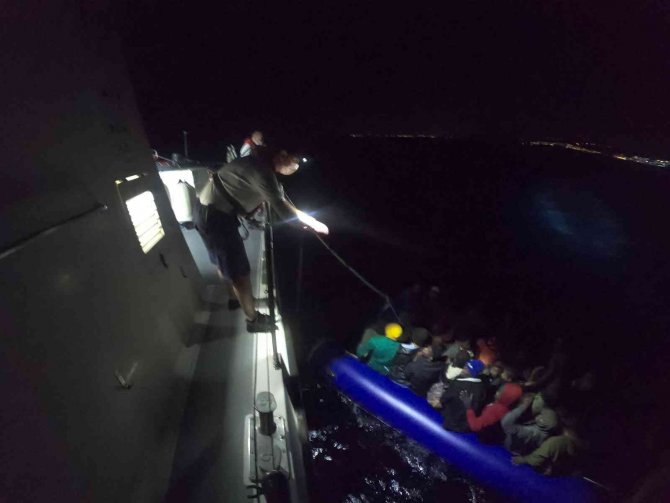 İzmir açıklarında 44 göçmen kurtarıldı, 67 göçmen yakalandı