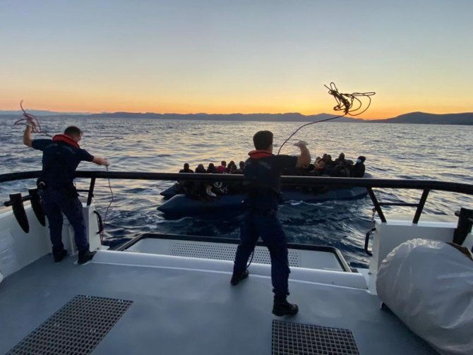 İzmir açıklarında 44 göçmen kurtarıldı, 67 göçmen yakalandı