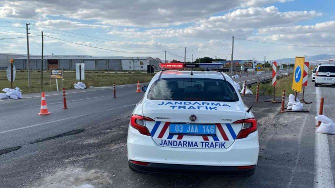 Jandarma sürücüleri uyararak kazaların önüne geçmeye çalışıyor