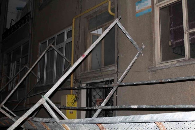 Kamyonetin çarptığı iskele karşı apartmana devrildi