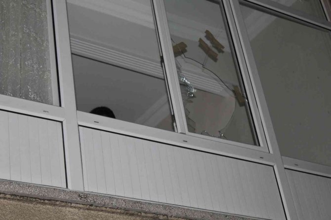 Kamyonetin çarptığı iskele karşı apartmana devrildi