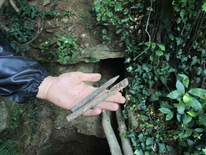 Keşfedilmemiş 7 asırlık gizli tüneli defineciler talan etti