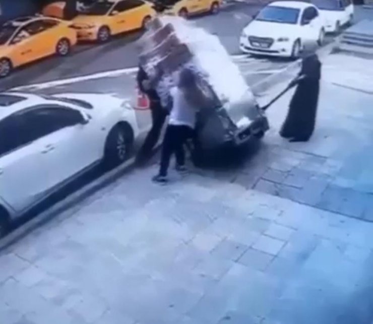 Market çalışanı taşıdığı ürünlerin altında kaldı; o anlar kamerada